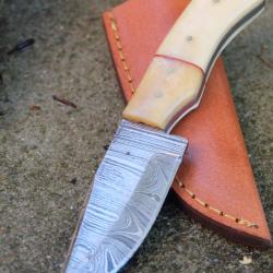 Couteau Skinner de Poche Lame Acier Damas 256 Couches Manche Os Etui Cuir Fab Artisanale