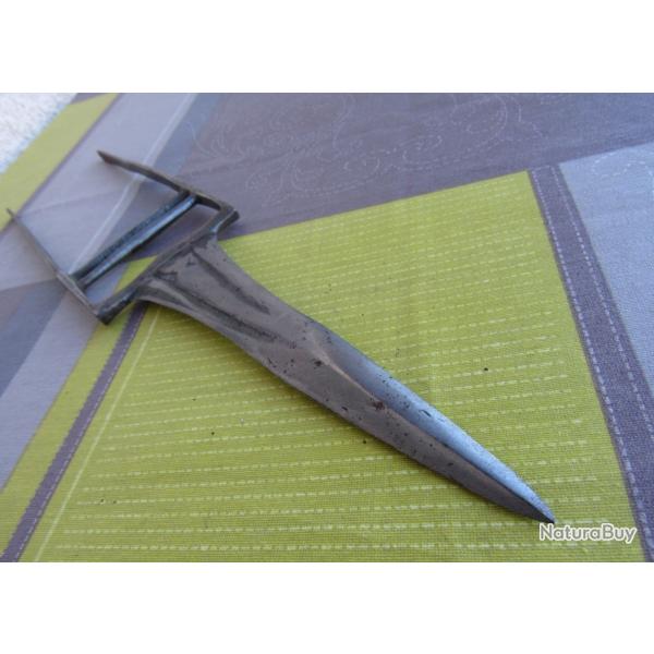 COUTEAU KATAR D'INDE DU XX� , DIT PERCE ARMURE
