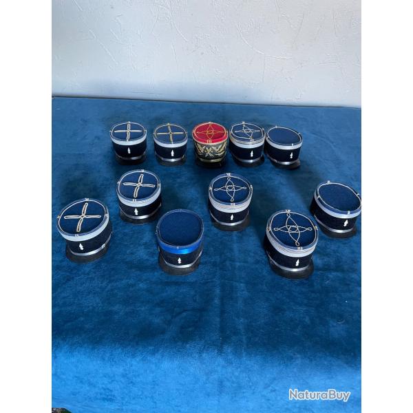 Lot de 11 k�pis de gendarme miniature