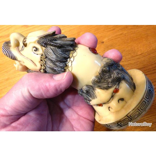 SUPERBE T�TE DE DRAGON IMITANT UN OBJET ANCIEN, LOURDE, DECORATIVE, EN RESINE IMITANT L'OS - SATINEE