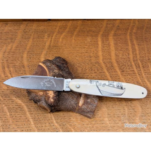 couteau le petit poisson scrimshaw chalutier et coquille