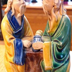 2 VIEILLARDS  ASSIS SUR UN BANC DISCUTENT EN MARCHANDANT UN OBJET POSE ENTRE EUX - HAUTEUR = 84mm