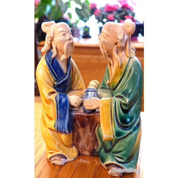 2 VIEILLARDS  ASSIS SUR UN BANC DISCUTENT EN MARCHANDANT UN OBJET POSE ENTRE EUX - HAUTEUR = 84mm