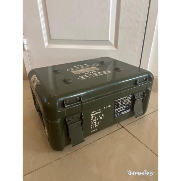 Caisse de transport �tanche arm�e / GFK