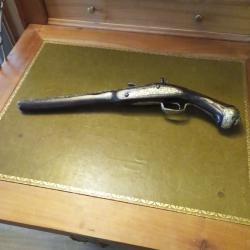 Ancien pistolet oriental &agrave; silex