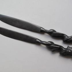 Couple de coupe-papiers sculpt&eacute;s en &eacute;b&egrave;ne massif