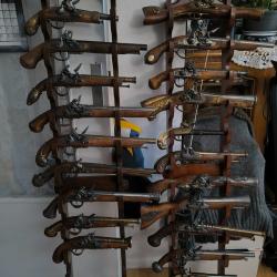 R&eacute;pliques pistolets anciens de collection Denix+ r&acirc;telier