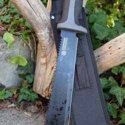 Couteau Tactical Lame Acier 3CR13 Tanto Scie Sur le Haut de la Lame Manche ABS &Eacute;tui Nylon 01