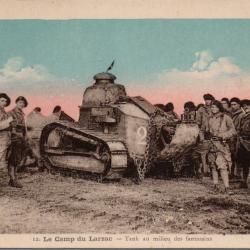 Carte postale ancienne - Le Camp du Larzac, tank au milieu des fantassins -N&deg;8975