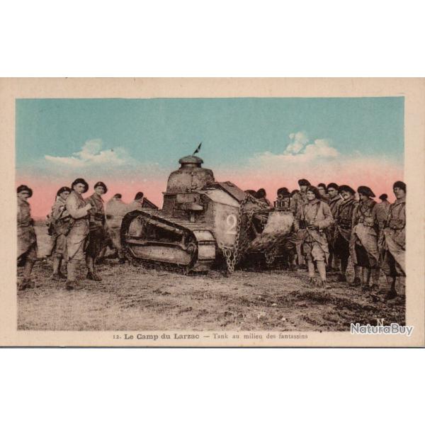 Carte postale ancienne - Le Camp du Larzac, tank au milieu des fantassins -N�8975