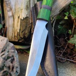 Poignard L'Irlandais Couteau Lame Acier Carbone 1055 Clip Point Manche Green Fab Artisan Etui Cuir