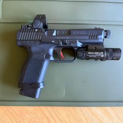 PISTOLET CANIK TP9 &Eacute;LITE COMBAT - Calibre 9x19 + LAMPE LASER vert OLIGHT BALDR PRO R
