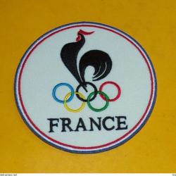 TISSU PATCH :&nbsp; JEUX OLYMPIQUES FRANCE 2024&nbsp; , DIAMETRE&nbsp;9&nbsp;CM , BON ETAT VOIR PHOTO . POUR TOUT RENSEI