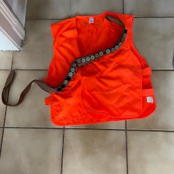 Ceinture de chasse et balles calibre 12 et gilet de s&eacute;curit&eacute;