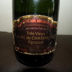 UNE BOUTEILLE DE TRES VIEUX MARC DE CHAMPAGNE