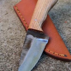 Couteau Bushcraft Lame Drop Point Acier Carbone 1075 Manche Bois Olivier Etui Cuir Fab Artisanale 01