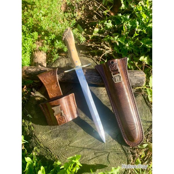 dague de chasse d'artisan / bois de cerf / fourreau et porte fourreau en cuir / lame inox