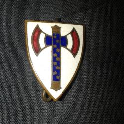 francisque insigne tricolore sur fond  blanc hache patriotique