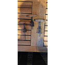 Lot de 3 anciens tire-bouchons &agrave; ressort conique, manches bois, d&eacute;but XXe