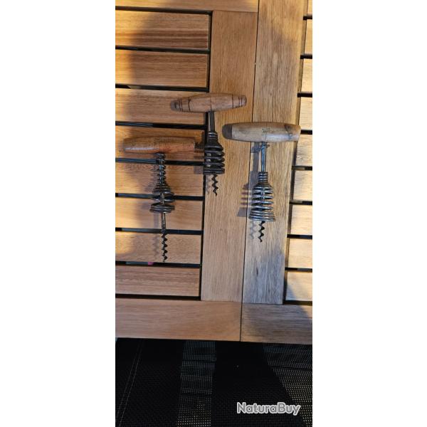 Lot de 3 anciens tire-bouchons � ressort conique, manches bois, d�but XXe