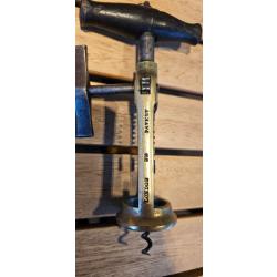 Ancien tire-bouchon &agrave; cr&eacute;maill&egrave;re &laquo; London Rack &raquo;, b&acirc;ti laiton marqu&eacute; PATENT JD LONDON