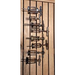 Lot de 8 anciens tire-bouchons m&eacute;caniques &agrave; cage et tige filet&eacute;e, mod&egrave;les vari&eacute;s