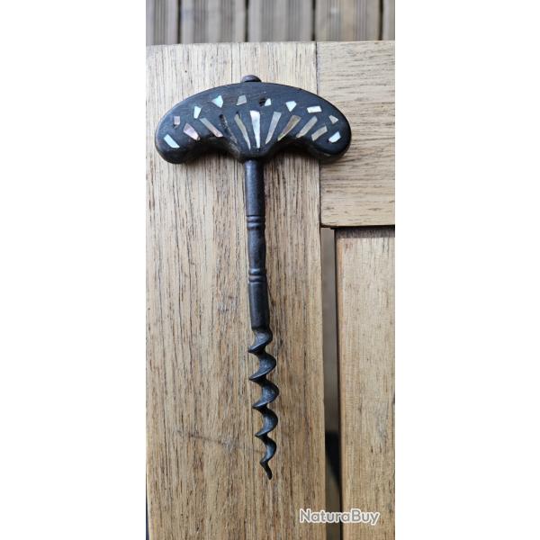 Ancien tire-bouchon en T poign�e corne incrust�e de nacre - XIXe si�cle