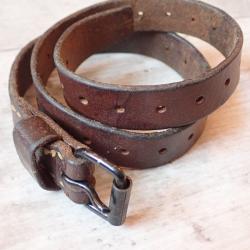 Lani&egrave;re en cuir. Brelage, paquetage sac &agrave; dos. L : 64,5 cm