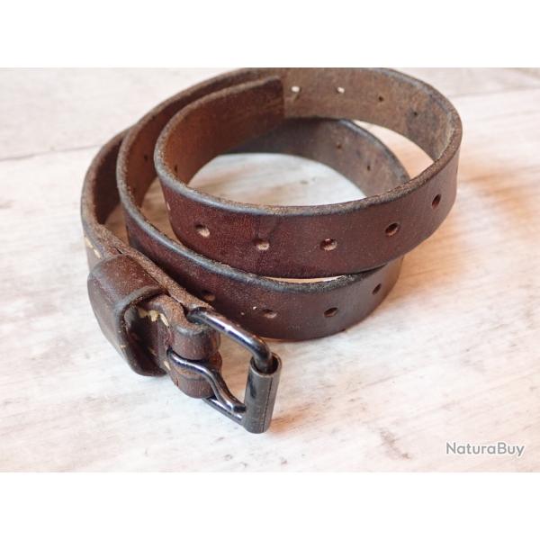 Lani�re en cuir. Brelage, paquetage sac � dos. L : 64,5 cm
