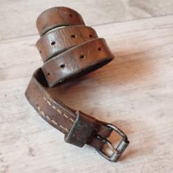 Lani&egrave;re en cuir. Brelage, paquetage sac &agrave; dos. L : 58,5 cm