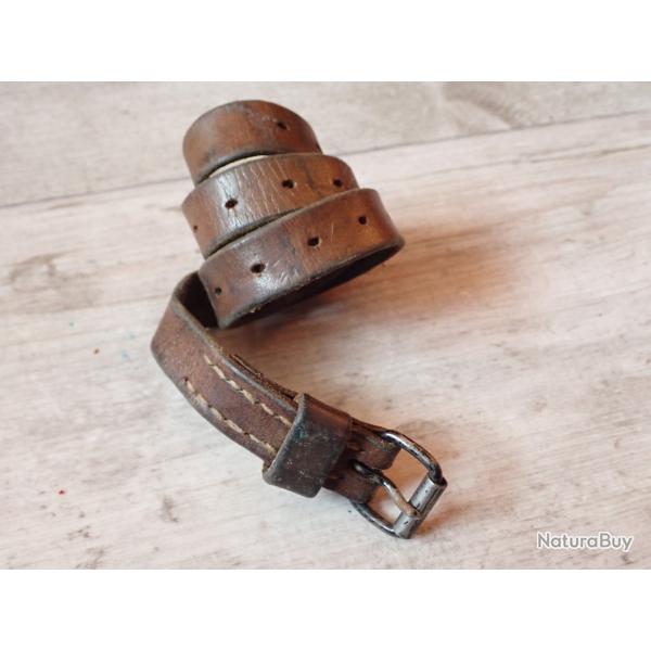 Lani�re en cuir. Brelage, paquetage sac � dos. L : 58,5 cm
